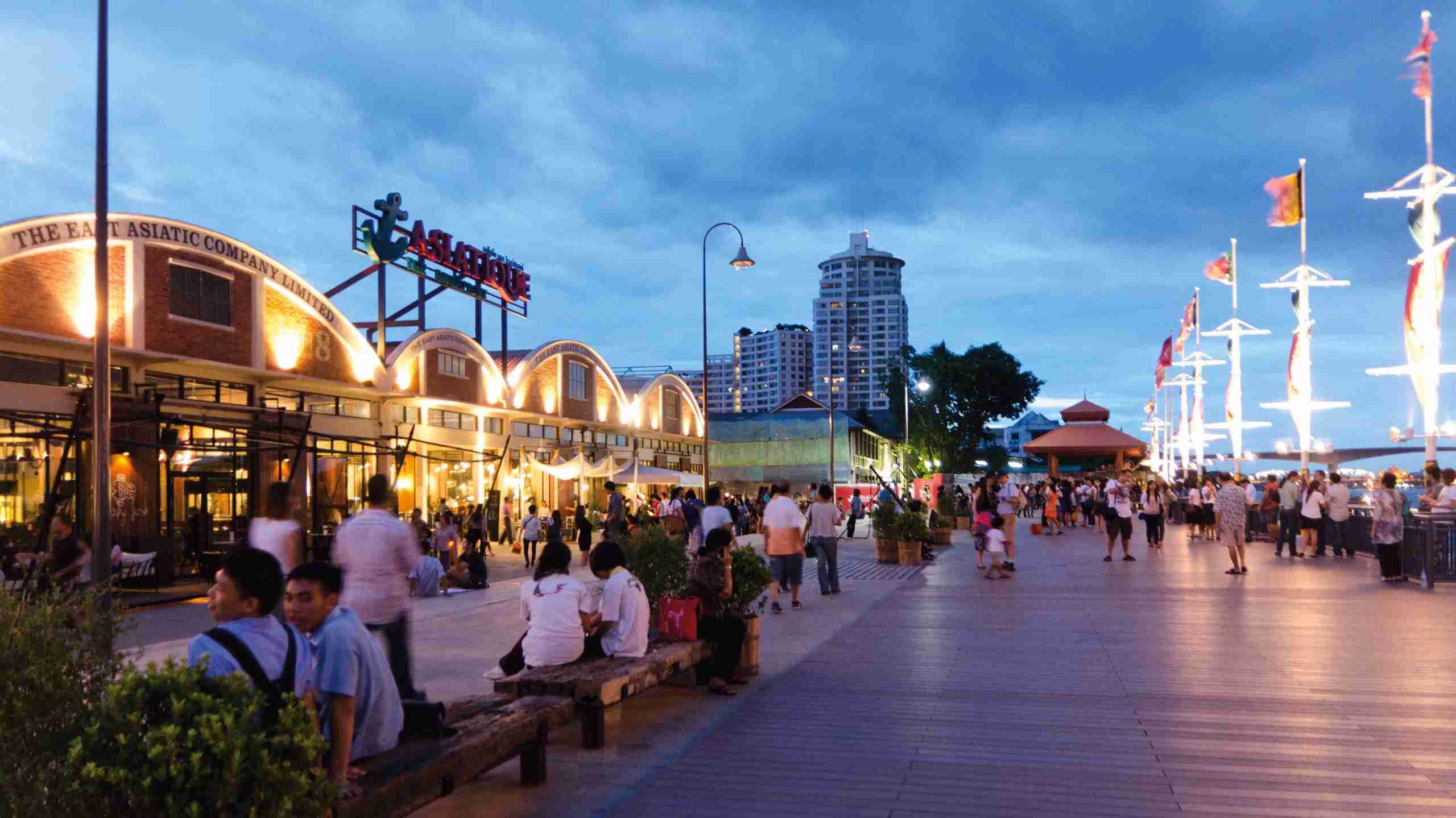 Tempat belanja di Thailan yang terletak di pinggir sungai Chao Phraya