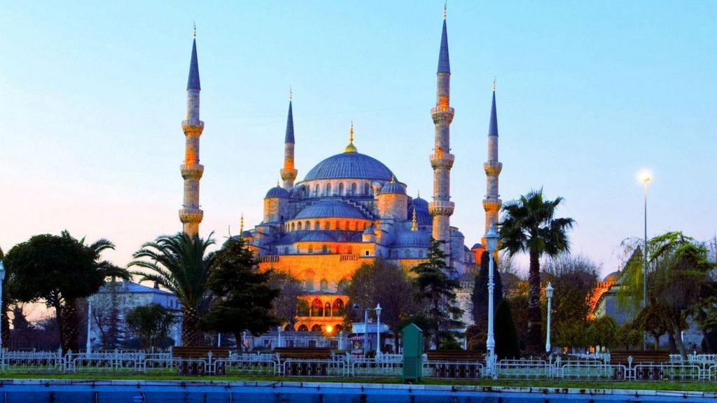 Blue Mosque di Turki, sebuah objek wisata ikonik yang terkenal dengan arsitektur megah dan interior berwarna biru yang memukau, menjadi daya tarik utama bagi wisatawan yang mengunjungi Istanbul.