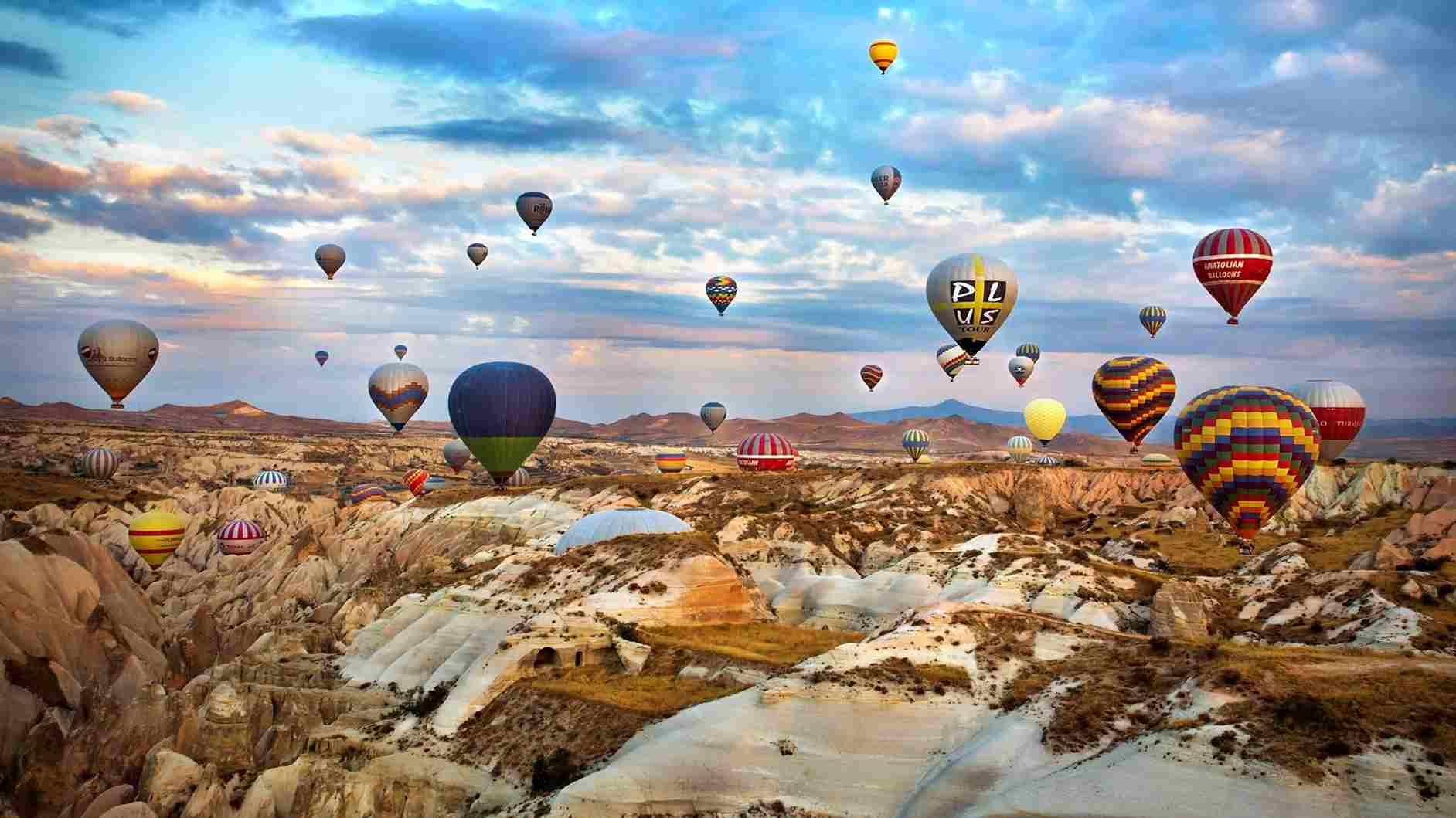 Pemandangan balon udara warna-warni yang menghiasi langit Cappadocia, Turki, menjadi pengalaman ikonik yang banyak ditawarkan dalam paket tour Turki untuk wisatawan dari seluruh dunia.