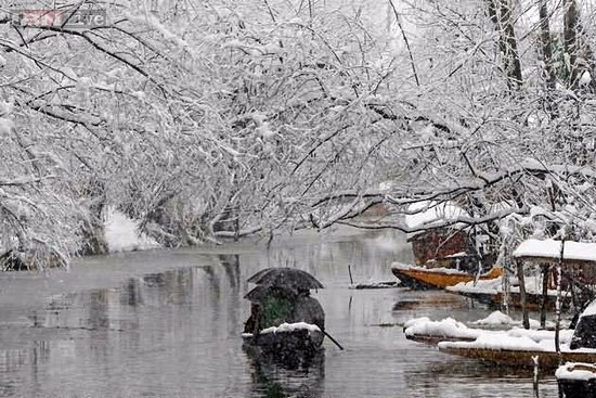 Musim dingin di Kashmir memberikan nuansa magis yang memberikan pengalaman berbeda bagi turis.
