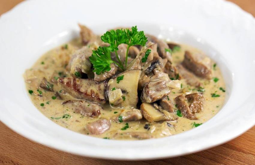 Zürcher Geschnetzeltes, makanan khas Swiss berupa irisan daging sapi atau anak sapi dalam saus krim gurih, disajikan dengan rösti sebagai pendamping tradisional.