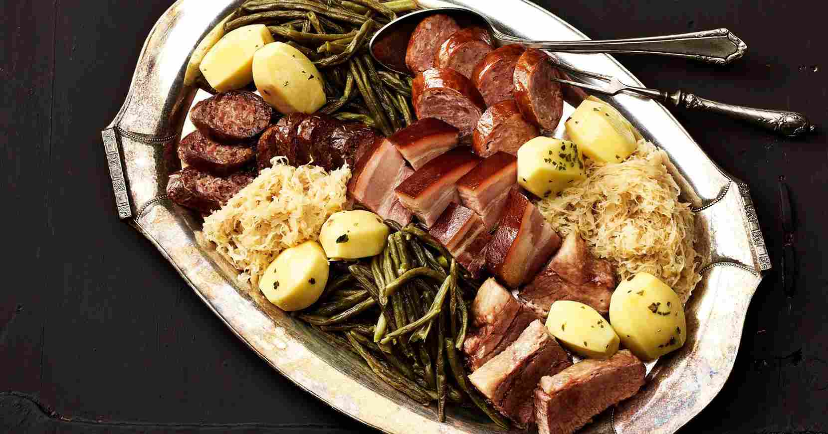 Berner Platte, makanan khas Swiss yang terdiri dari aneka daging asap dan sosis, disajikan bersama sauerkraut, kacang-kacangan, dan kentang rebus dalam porsi besar khas Bern.