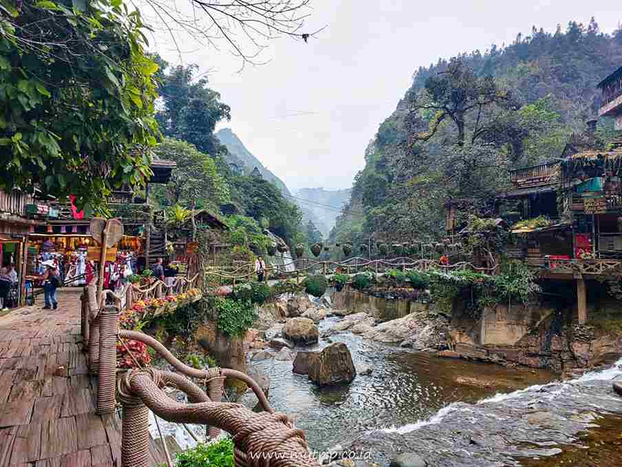 Aliran sungai Hoa di Cat Cat Village yang membelah pegunungan Sapa.