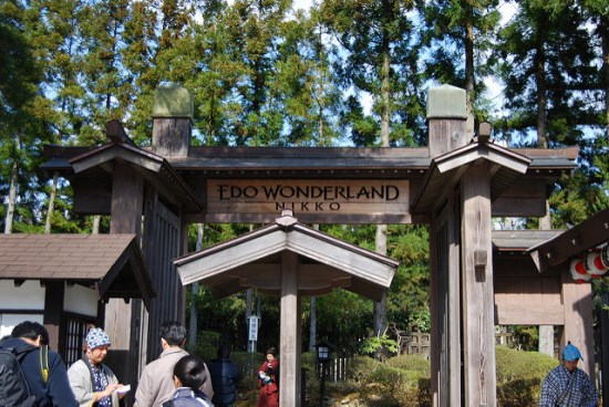 Pemandangan pintu masuk utama Edo Wonderland di Jepang, dengan gerbang tradisional Jepang yang khas dan atmosfer zaman Edo, dihiasi dengan dekorasi bertema kuno.