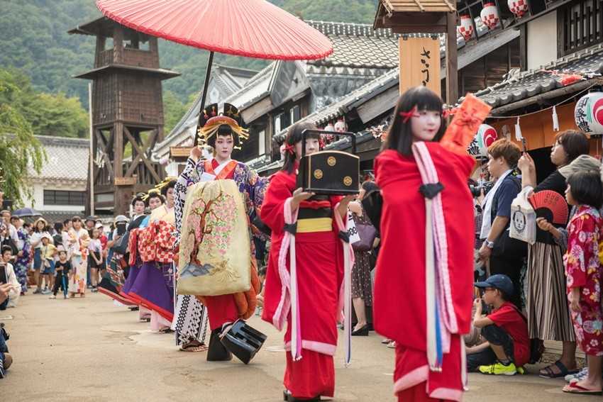 arade di Edo Wonderland, Jepang, menampilkan berbagai kostum tradisional zaman Edo, dengan peserta berjalan melewati jalanan yang dihiasi suasana kuno, sambil menghibur pengunjung dengan tarian dan musik tradisional.