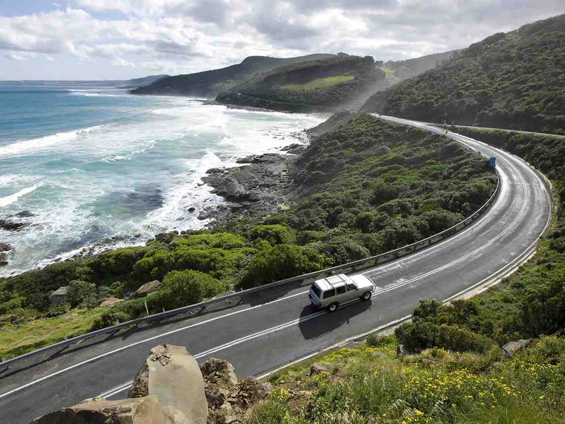 Pemandangan ikonik di Great Ocean Road, destinasi wajib di Melbourne yang menyuguhkan tebing curam dan panorama laut yang menakjubkan.