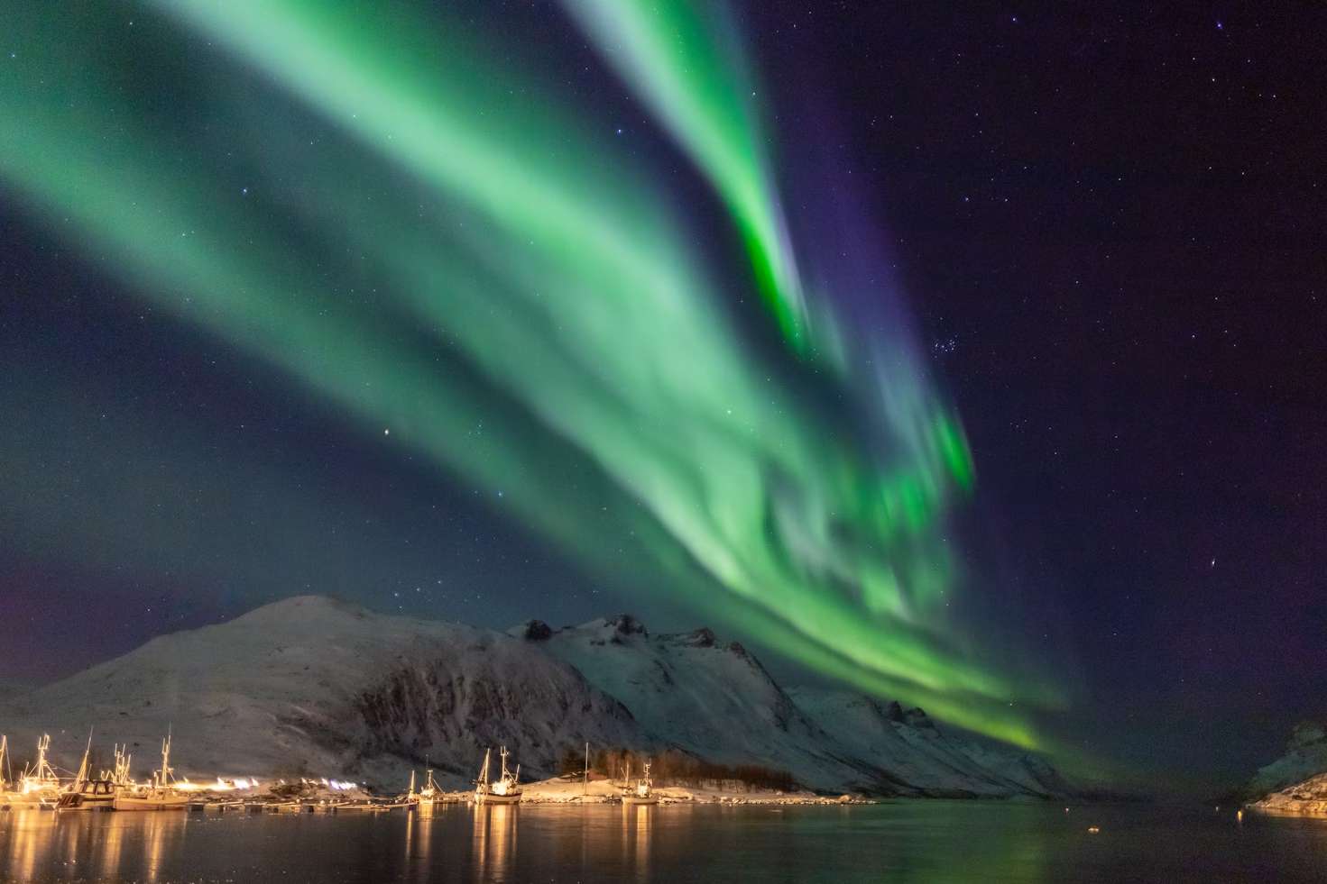 Pemandangan menakjubkan aurora borealis di langit malam di kota Tromso Norwegia, salah satu negara untuk melihat aurora yang paling populer di dunia