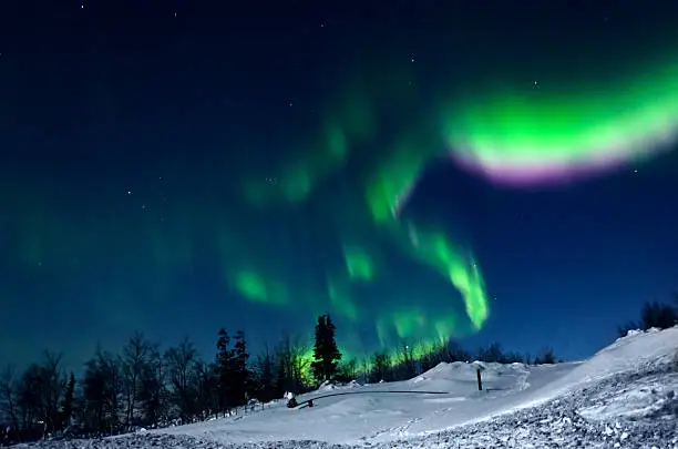 Keindahan aura di langit malam kota Murmansk