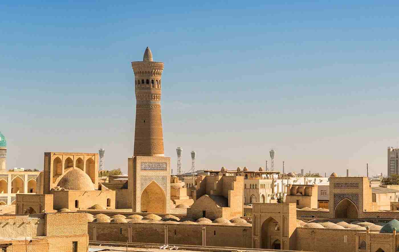 Menara Kalyan dan kompleks arsitektur kuno di Bukhara, Uzbekistan, menawarkan nuansa sejarah Jalur Sutra yang autentik—destinasi wisata anti mainstream yang cocok bagi pecinta budaya dan petualangan unik di Asia Tengah.