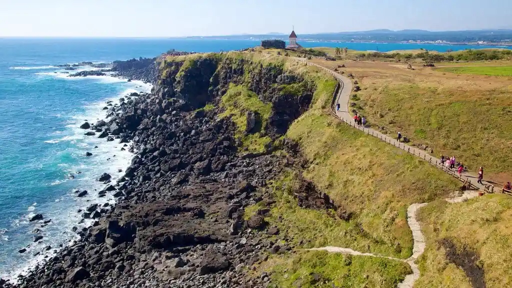 View dari atas yang menunjukkan keindahan pulau Jeju. Jeju juga merupakan salah satu destinasi terbaik untuk liburan ramah lansia