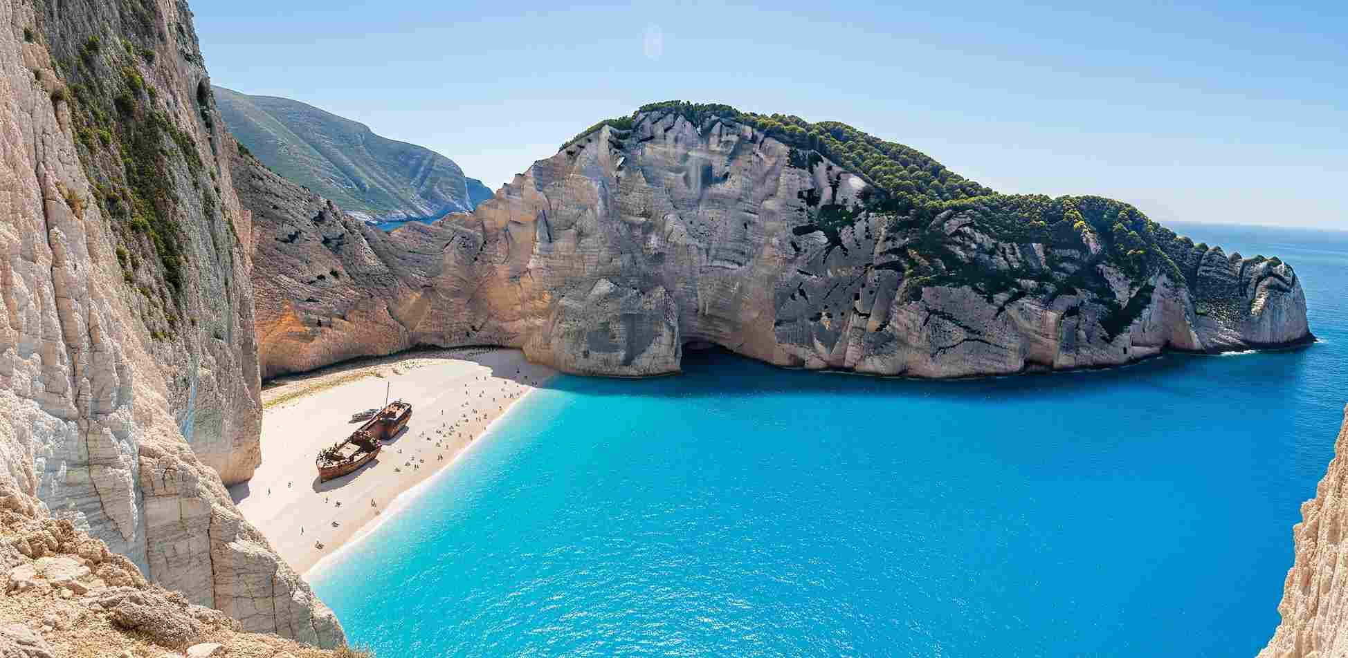 Keindahan pantai di luar negeri, Pantai Navagio di Zakynthos, Yunani, yang terkenal dengan bangkai kapal ikonik di atas pantai kerikil putih bersih, dikelilingi tebing kapur menjulang tinggi dan air pirus yang jernih.