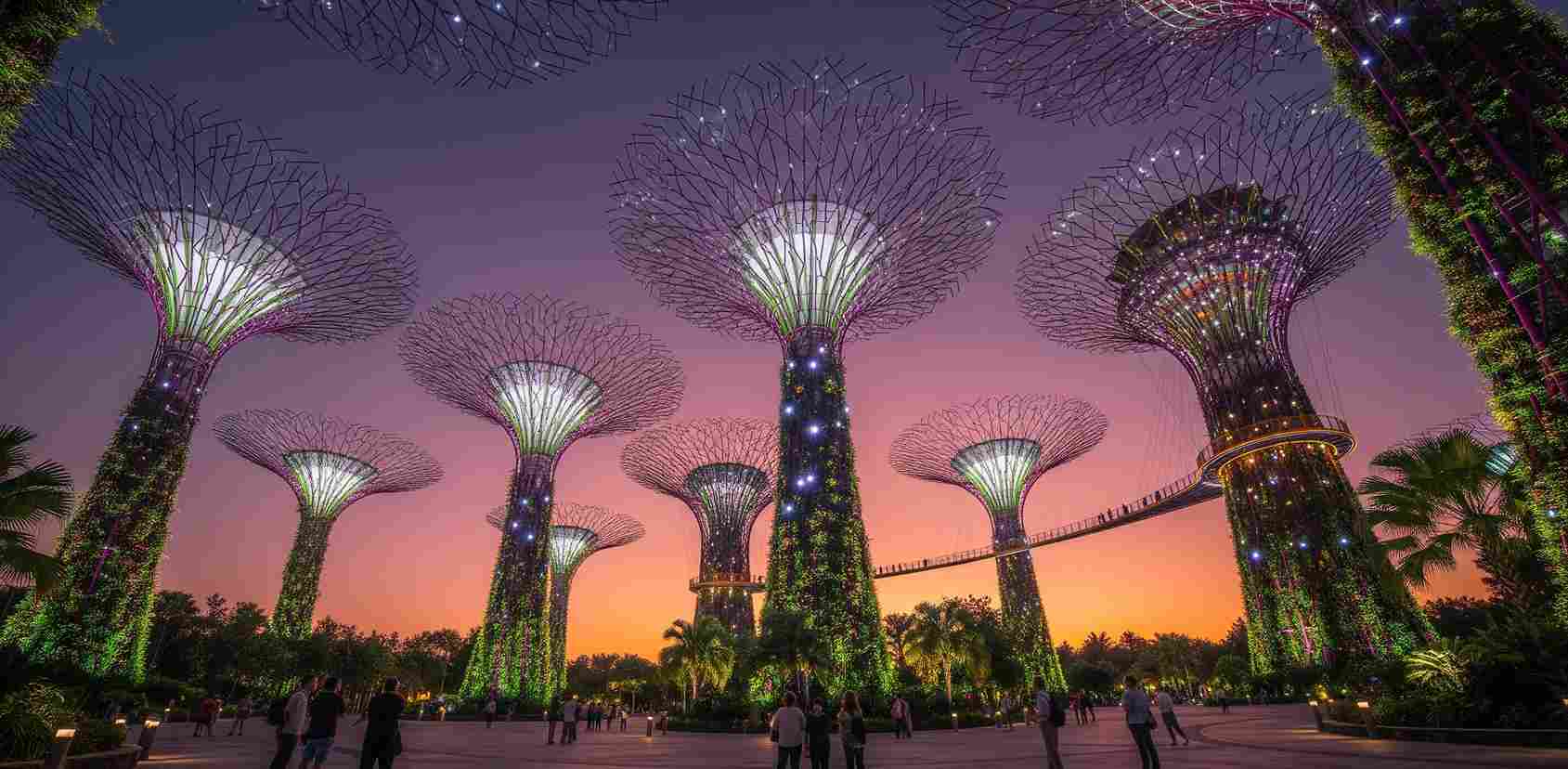 Salah satu kota futuristik di dunia, Singapura. Kota ini memiliki banyak destinasi wisata dengan menggunakan konsep teknologi di masa depan seperti garden by the bay ini