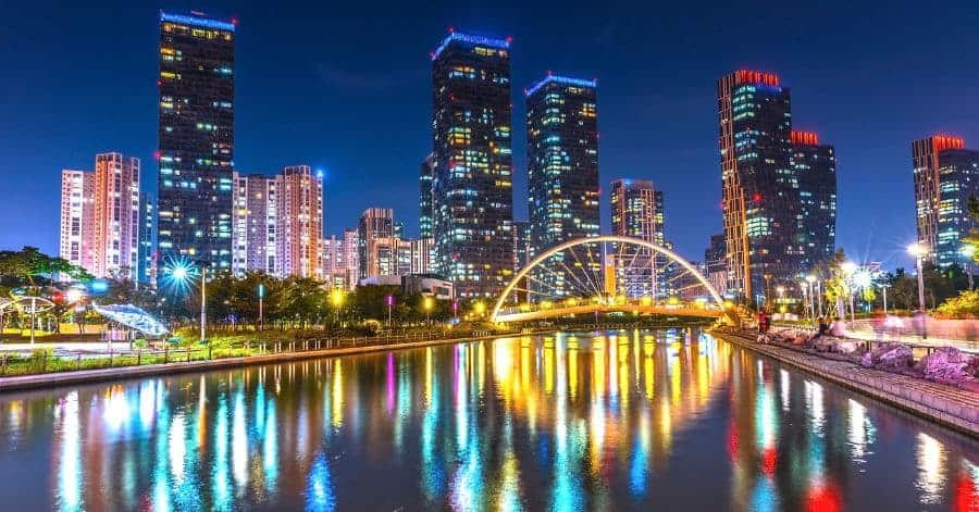 Kota Songdo di Korea Selatan adalah kota futuristik yang dibangun dengan konsep smart city—dilengkapi teknologi canggih, jaringan IoT, ruang hijau luas, dan gedung-gedung modern yang terintegrasi secara digital untuk menciptakan kehidupan urban yang efisien dan berkelanjutan.