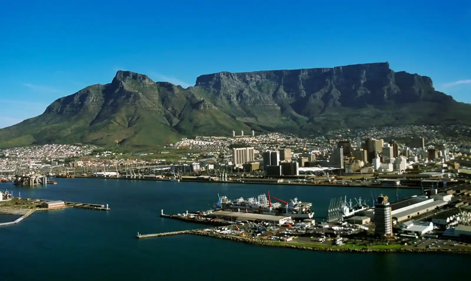 Pemandangan Table Mountain di Cape Town dengan jalur yang landai dan aman, menjadikannya pilihan populer untuk pendakian gunung untuk pemula sambil menikmati panorama kota dan laut.